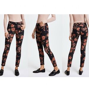 EUC 7 For All Mankind The Ankle Skinny black/needlepoint roses design, size 29